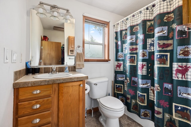 969 Dosh Rd, Fort Ripley, MN 56449 - full bath featuring tile patterned floors, toilet, vanity, a shower with curtain, and baseboards
