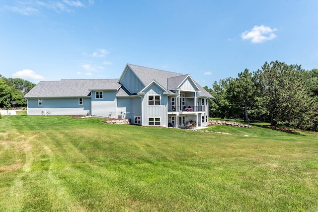 1005 Applewood Ct, Mankato, MN 56001 - rear view of property featuring a lawn and board and batten siding