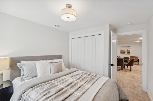 10124 Arrowwood Trl, Woodbury, MN 55129 - bedroom featuring light colored carpet and a closet