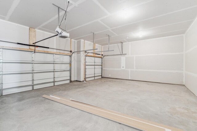 10124 Arrowwood Trl, Woodbury, MN 55129 - garage with a garage door opener