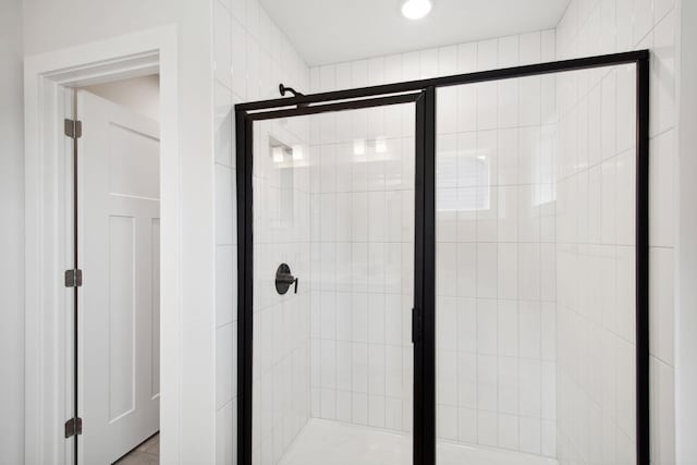 10124 Arrowwood Trl, Woodbury, MN 55129 - bathroom featuring a shower stall