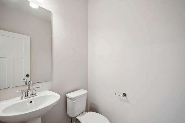 10124 Arrowwood Trl, Woodbury, MN 55129 - half bath featuring a sink and toilet