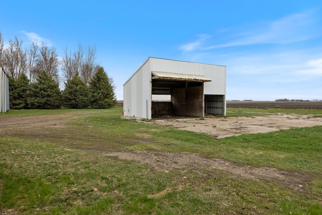 view of pole building featuring a yard