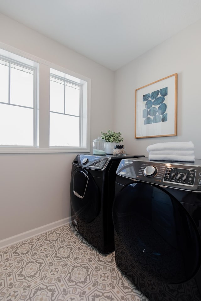 10155 Arrowwood Trl, Woodbury, MN 55129 - laundry area with washer and clothes dryer and baseboards