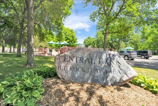 community sign with a yard