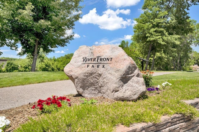 community sign with a lawn