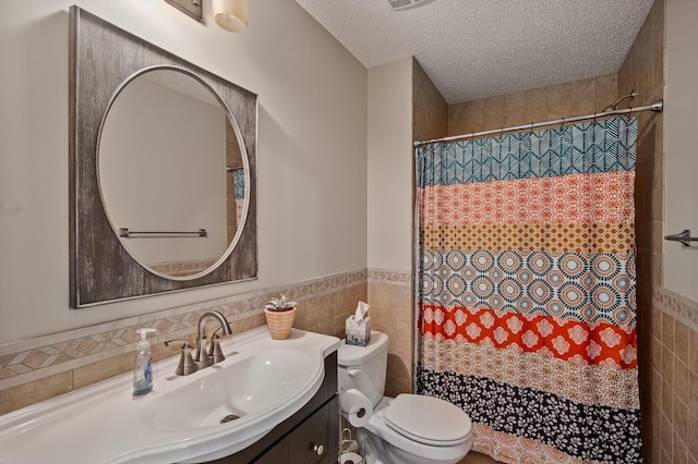 10351 Kittredge Pkwy NE, Otsego, MN 55301 - bathroom featuring tile walls, vanity, a textured ceiling, wainscoting, and curtained shower
