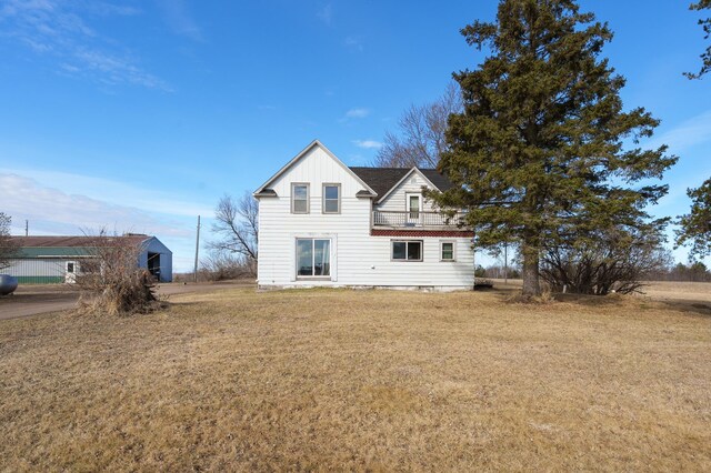 back of house featuring a yard