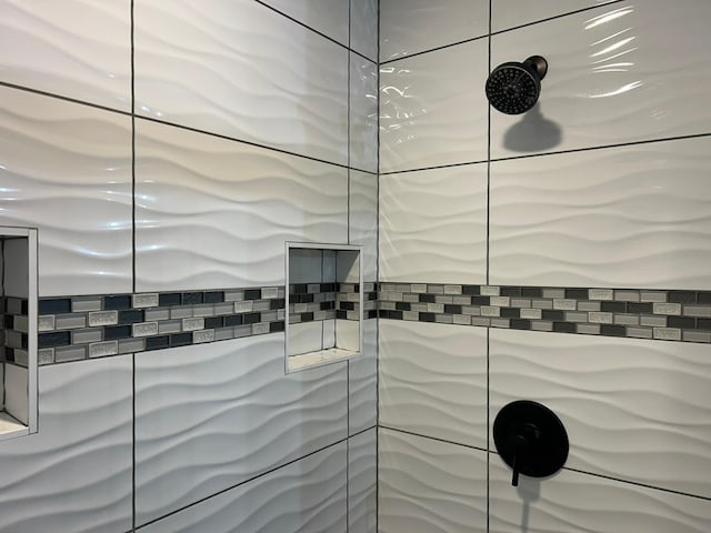 details featuring tiled shower