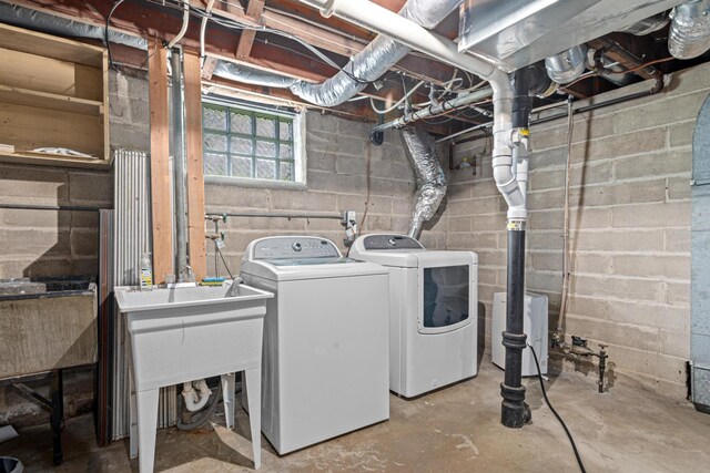5319 38th Ave S, Minneapolis, MN 55417 - laundry room featuring washing machine and clothes dryer