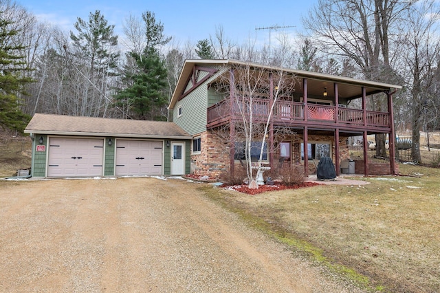 view of front of house with brick siding, an attached garage, driveway, and a front lawn