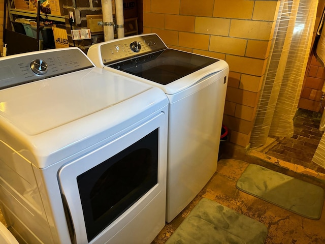 304 7th Pl NW, Austin, MN 55912 - laundry room featuring independent washer and dryer