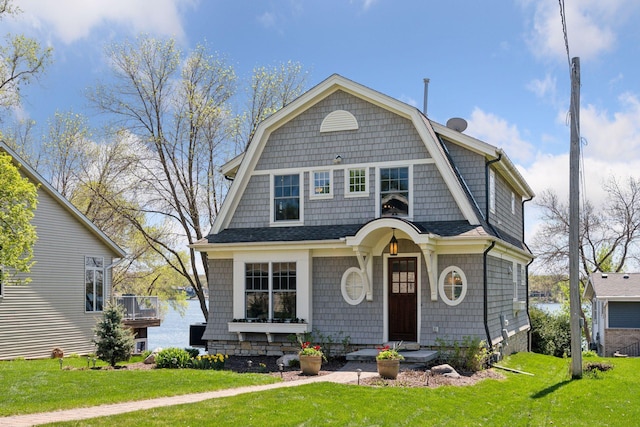 view of front of property featuring a gambrel roof and a front yard