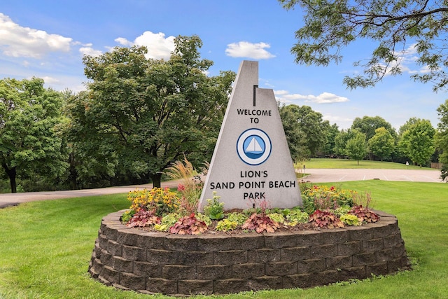 community sign with a lawn