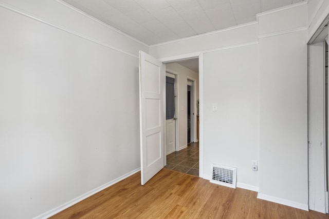 178 Mainzer St, West Saint Paul, MN 55118 - unfurnished room featuring baseboards, ornamental molding, light wood-style flooring, and visible vents