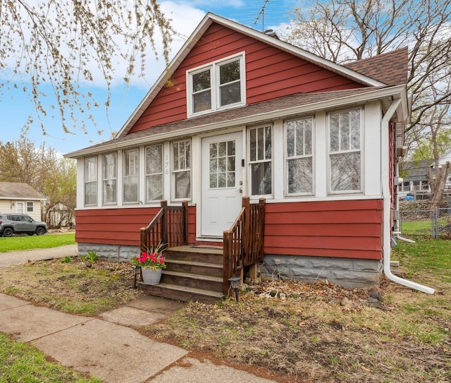 178 Mainzer St, West Saint Paul, MN 55118 - bungalow-style home featuring a shingled roof and fence