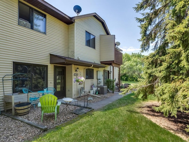 4237 Centerville Rd, Vadnais Heights, MN 55127 - rear view of property featuring cooling unit and a lawn