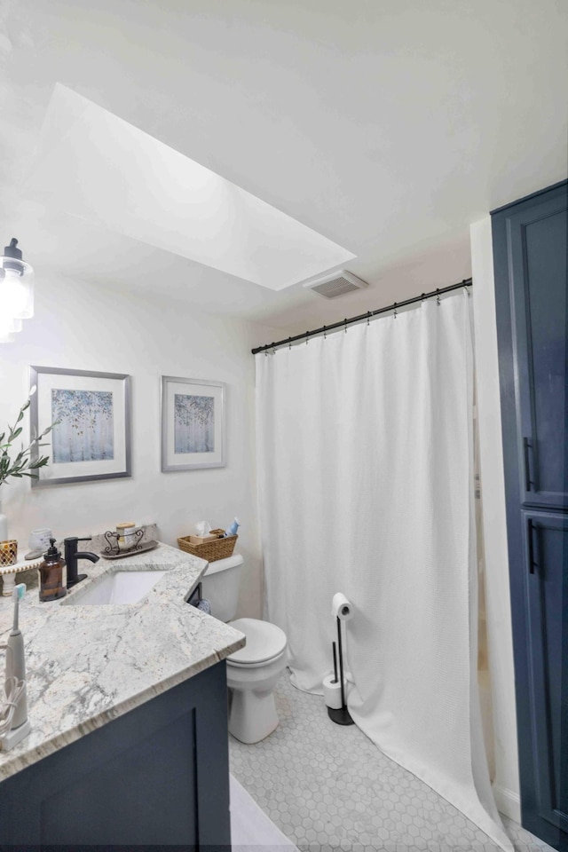 16137 Ahrens Hill Rd, Brainerd, MN 56401 - full bathroom featuring vanity, toilet, and curtained shower