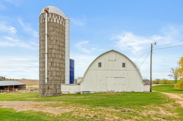view of barn featuring a yard