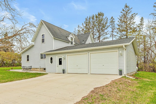 view of front of property featuring a front lawn, driveway, a shingled roof, and a garage
