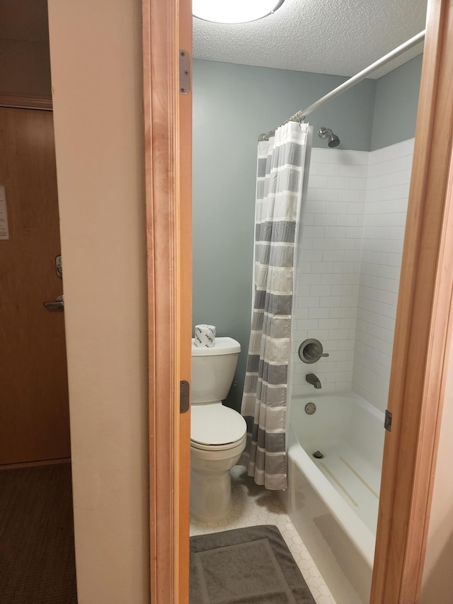 4860 Park Commons Dr Unit 314, Saint Louis Park, MN 55416 - full bath featuring shower / tub combo with curtain and a textured ceiling