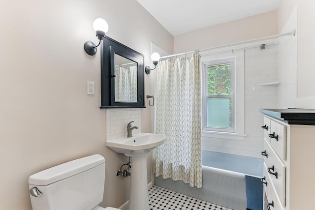 4228 Minnehaha Ave, Minneapolis, MN 55406 - full bathroom featuring toilet, shower / tub combo with curtain, and backsplash