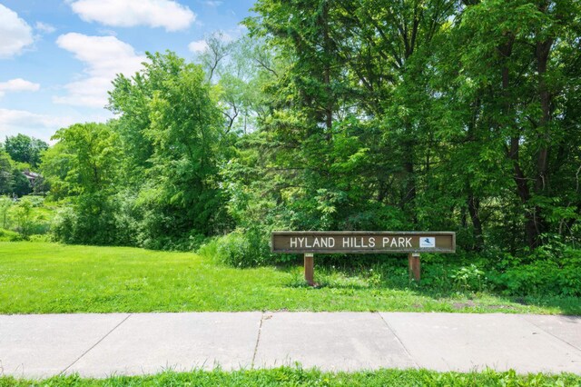 community / neighborhood sign featuring a yard