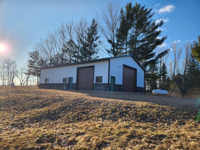 view of outdoor structure featuring an outbuilding
