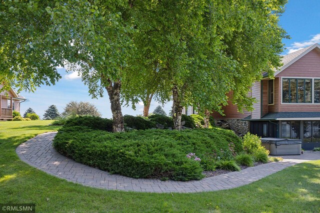 view of yard featuring a hot tub