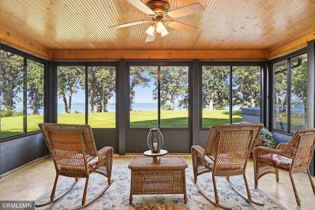 sunroom / solarium with outdoor lounge area and ceiling fan