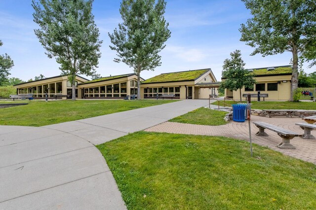 view of front of property with a front yard