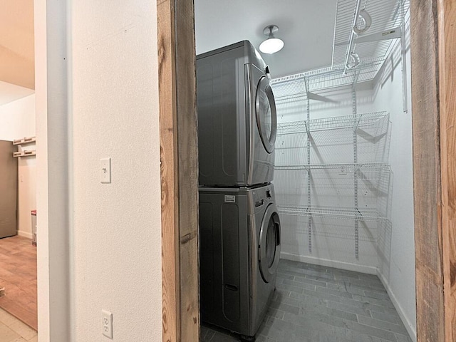 21327 Keyview Rd, Grand Rapids, MN 55744 - clothes washing area with stacked washer / drying machine and baseboards