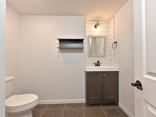 21327 Keyview Rd, Grand Rapids, MN 55744 - bathroom featuring tile patterned flooring, toilet, vanity, and baseboards