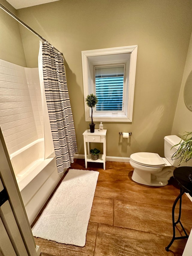 241 Cottonwood Cv, Lynd, MN 56157 - full bathroom featuring baseboards, shower / bath combo with shower curtain, wood finished floors, and toilet
