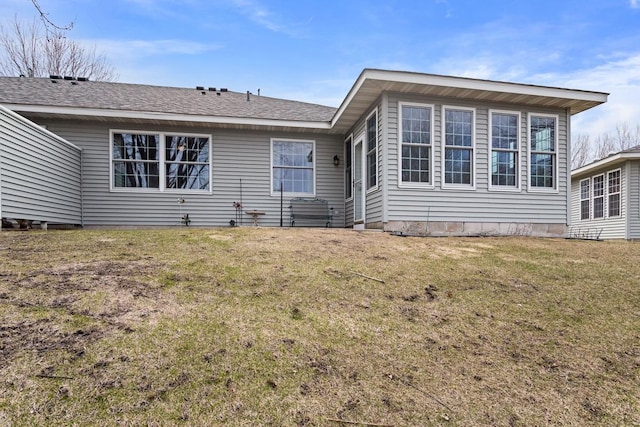 view of front of property with a front lawn