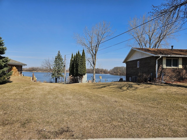 view of yard featuring a water view