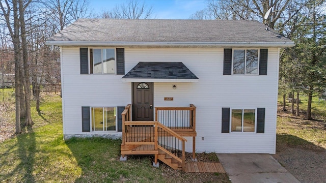1607 7th Ave, Grand Rapids, MN 55744 - view of front of home with a shingled roof and a front lawn