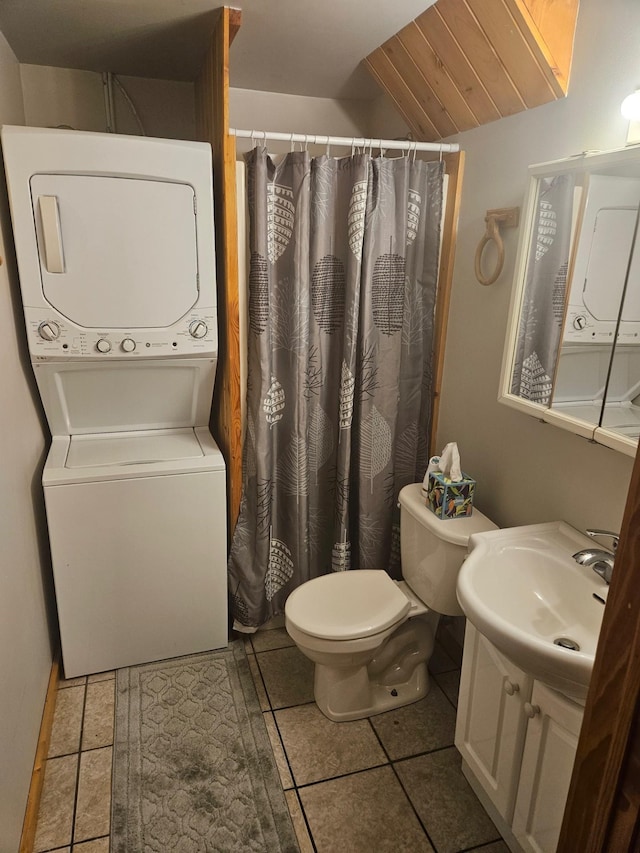 full bathroom featuring stacked washer and dryer, a shower with curtain, a sink, and toilet