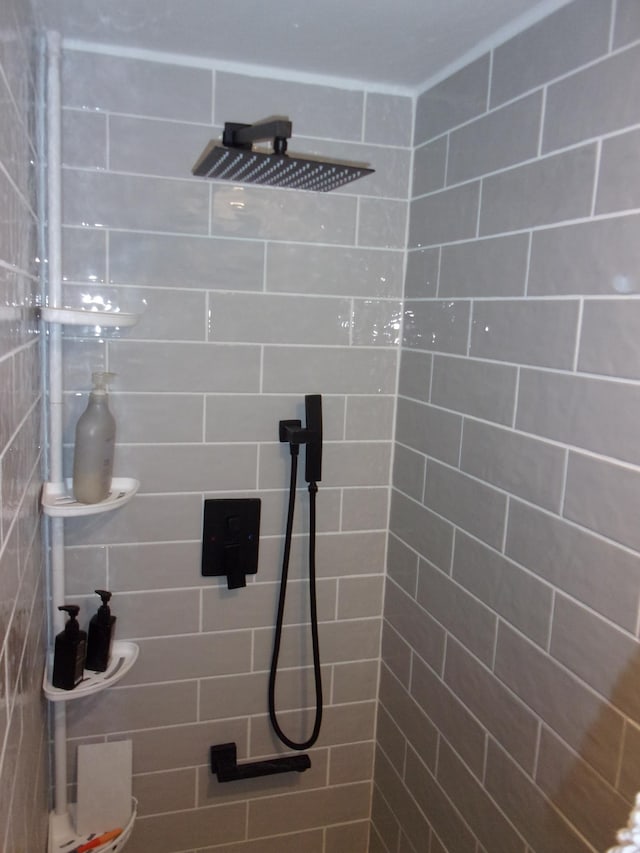 bathroom featuring tiled shower
