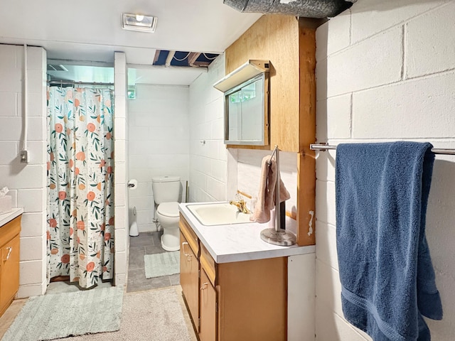 bathroom featuring vanity, curtained shower, and toilet