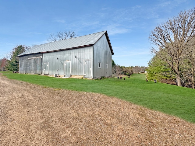 view of pole building featuring a lawn