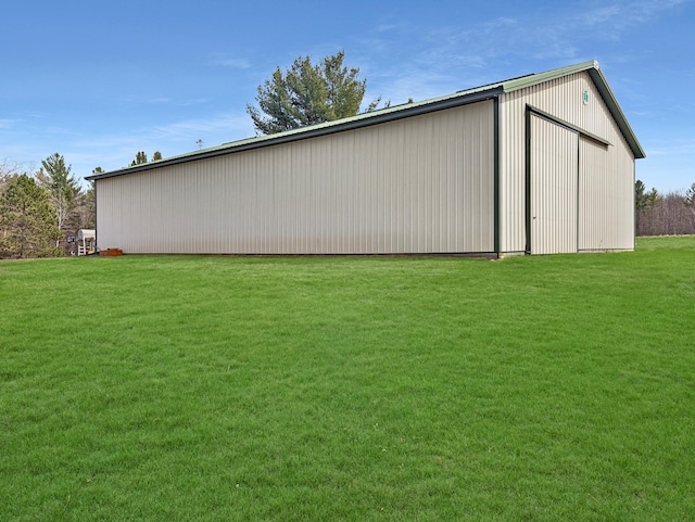 view of pole building featuring a yard