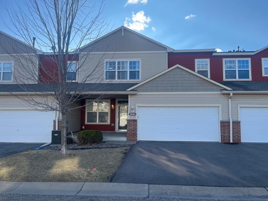 multi unit property featuring driveway