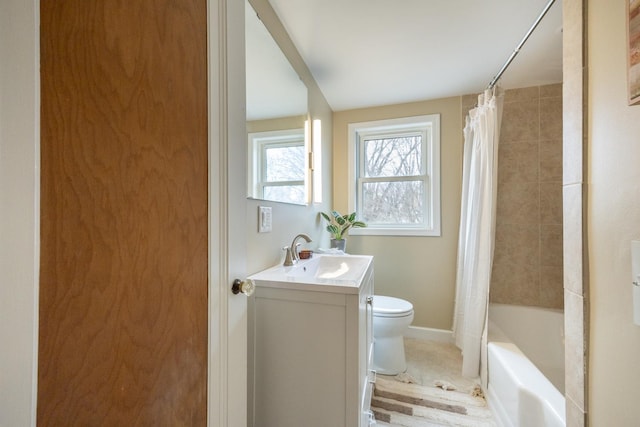 full bathroom with baseboards, toilet, vanity, and shower / bath combo