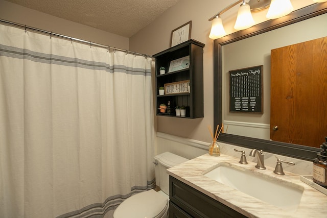 32337 Juniper Rd, Chatfield, MN 55923 - full bath featuring toilet, vanity, a textured ceiling, and a shower with curtain