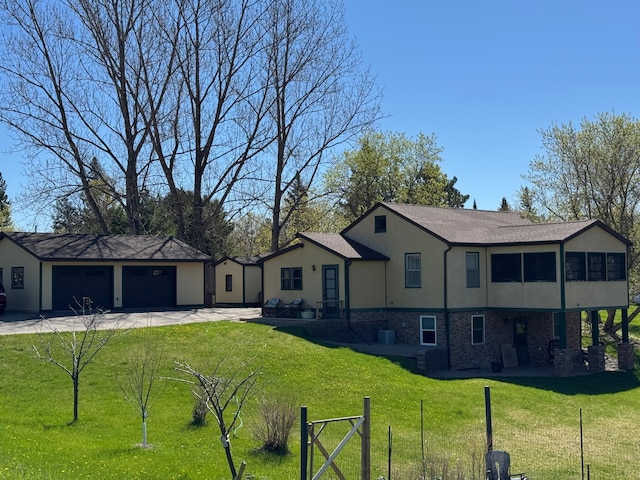 view of front facade featuring stucco siding, a front lawn, concrete driveway, and a garage