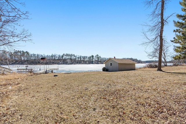 view of yard with an outbuilding