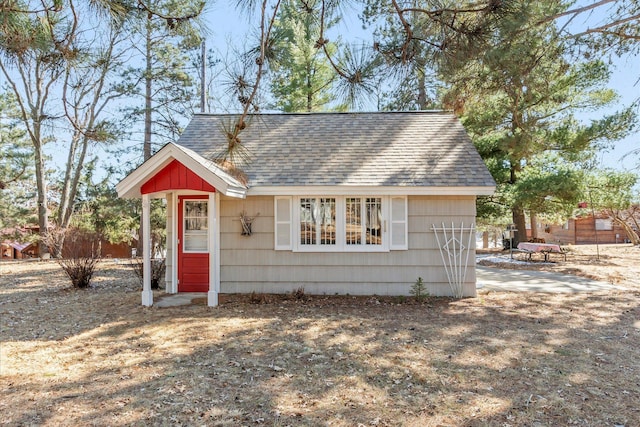 view of front of property with a shingled roof