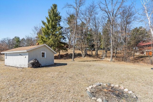 view of yard with an outdoor structure