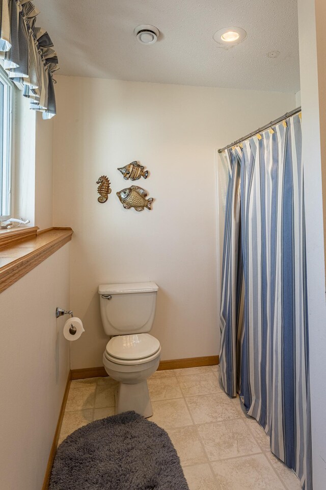 48987 Tamarac Dr, Scambler Twp, MN 56572 - full bath with recessed lighting, toilet, a shower with shower curtain, and baseboards